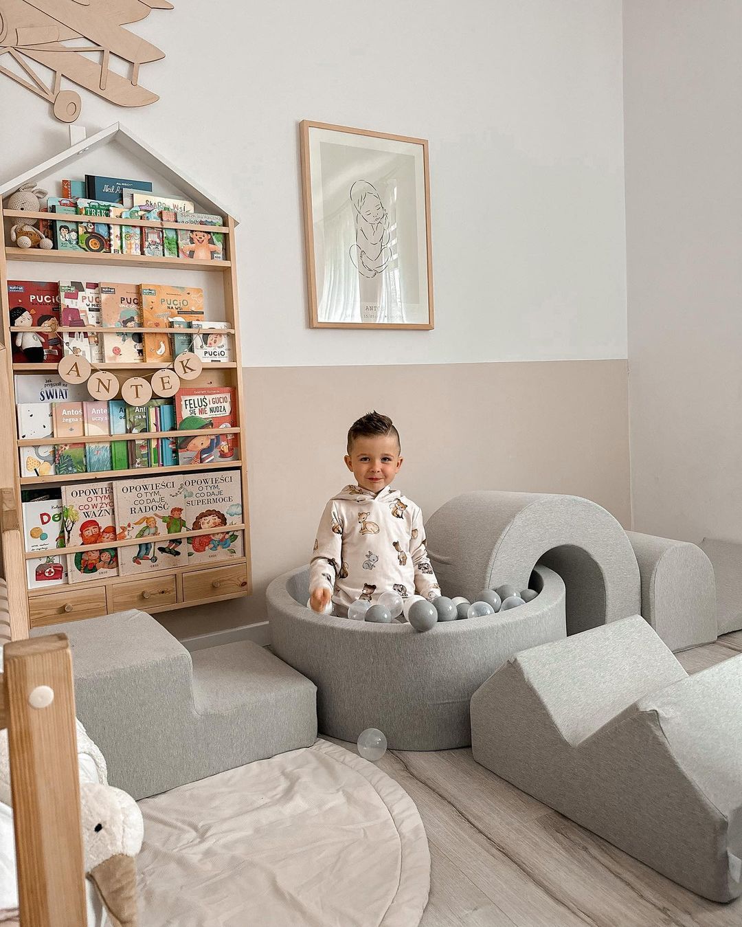 Piankowy plac zabaw z okrągłym basenem 90x30 cm jasnoszary + 5 elementów + 200 piłek