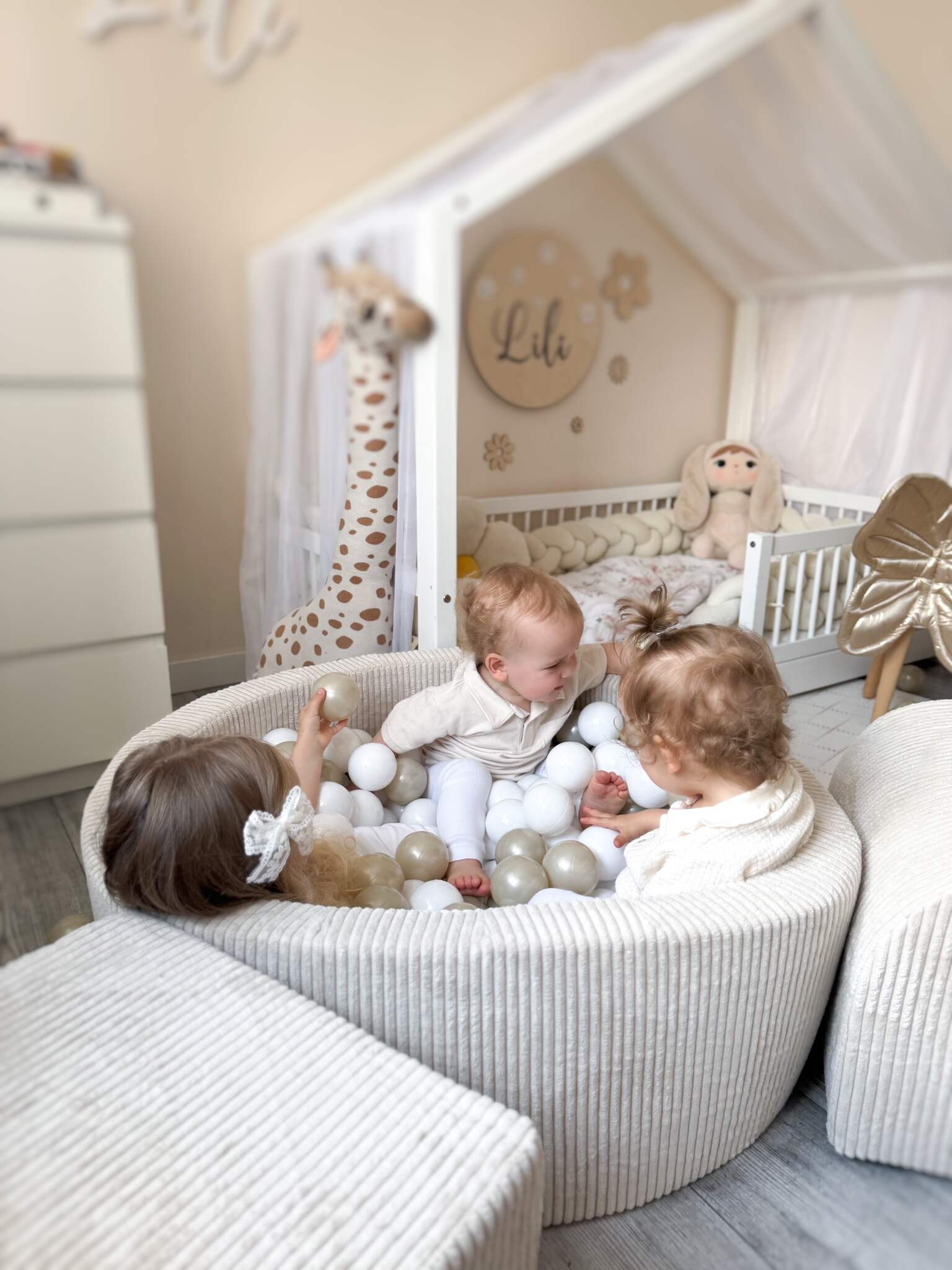 Mimii Schaumstoff-Spielset mit rundem Bällebad 90 × 30 cm aus Cord in Beige – mit 200 Bällen