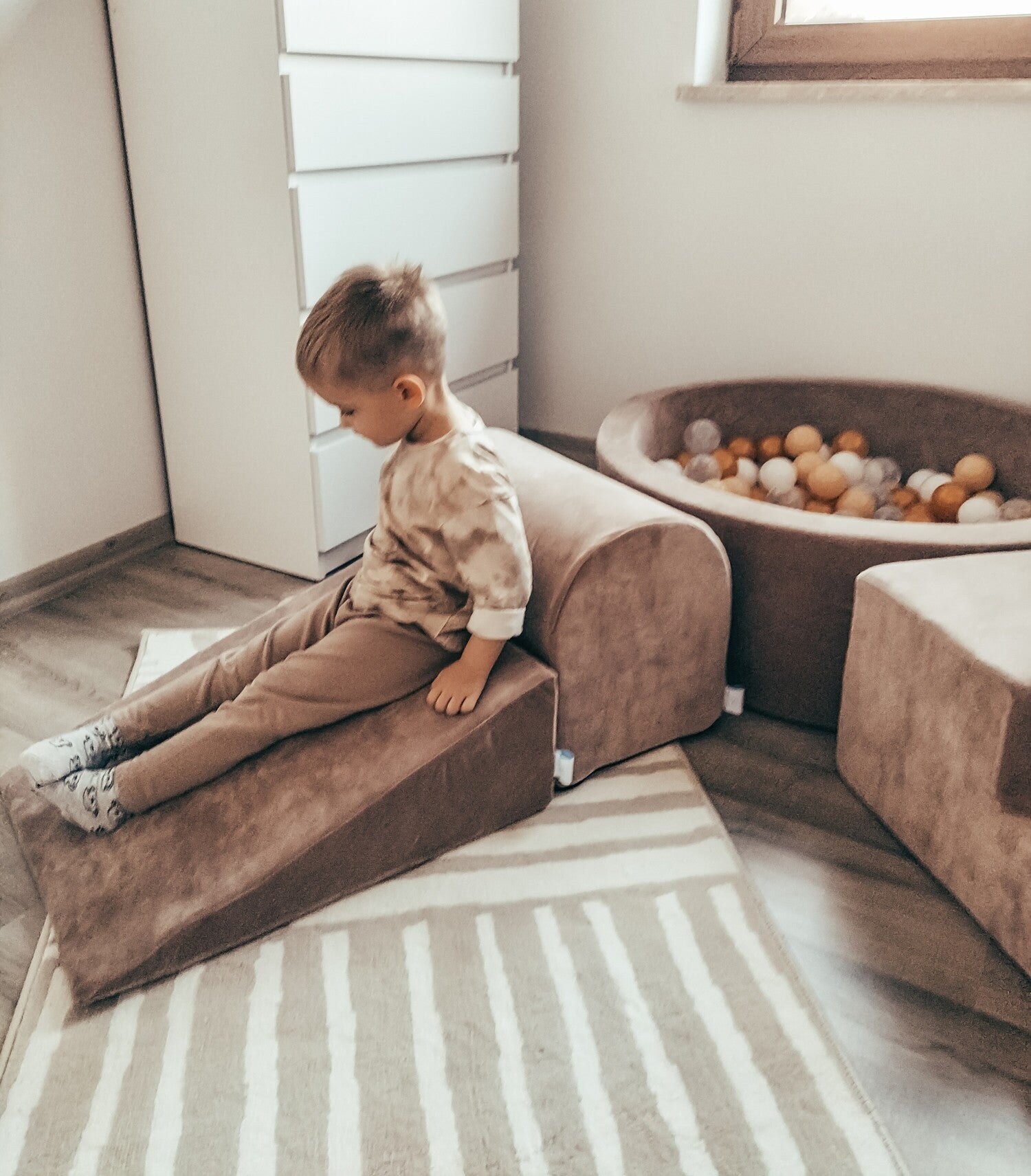 Mimii Schaumstoff-Spielset mit rundem Bällebad 90 × 30 cm aus Velvet Soft in Braun – mit 200 Bällen