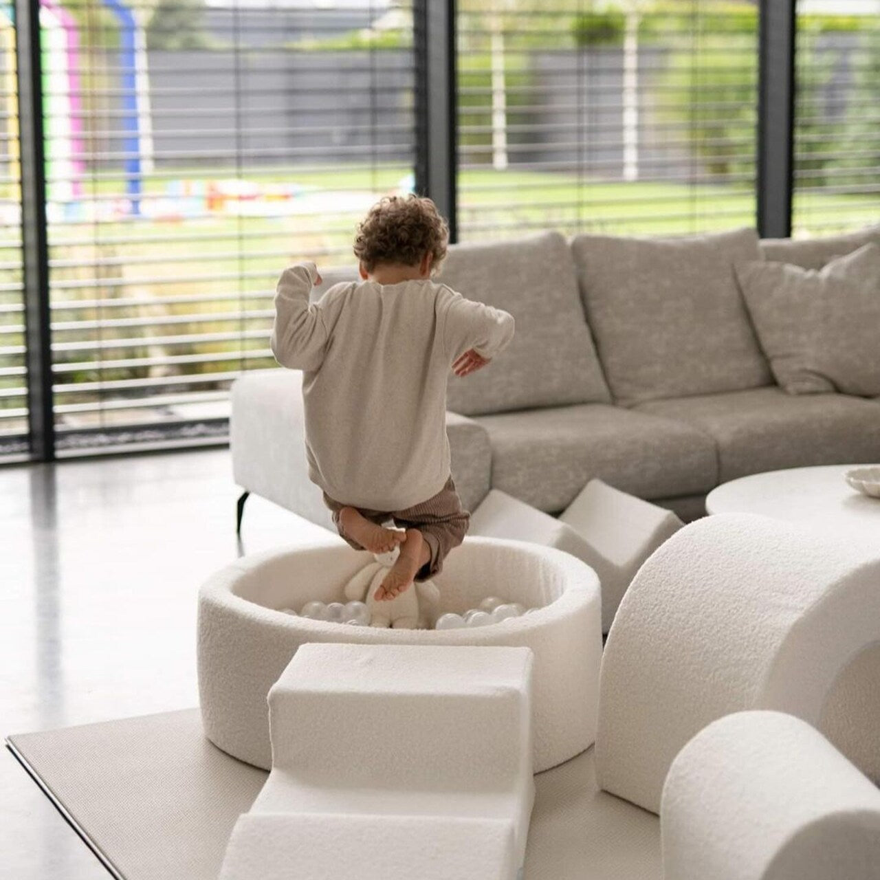 Piankowy plac zabaw z okrągłym basenem 90x30 cm bouclé biała + 5 elementów + 200 piłek